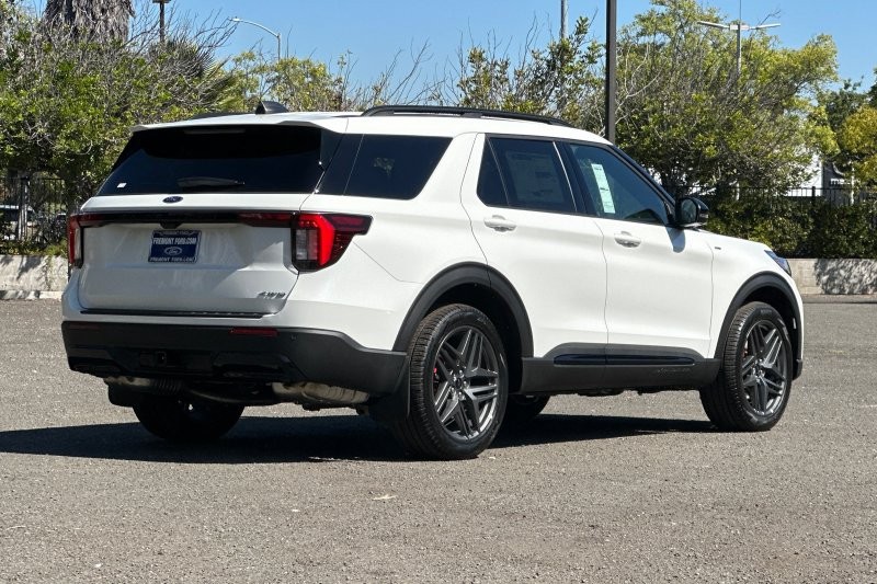 Ford Explorer Vehicle Full-screen Gallery Image 03