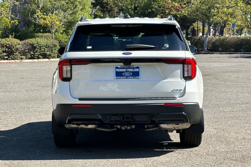 Ford Explorer Vehicle Full-screen Gallery Image 04