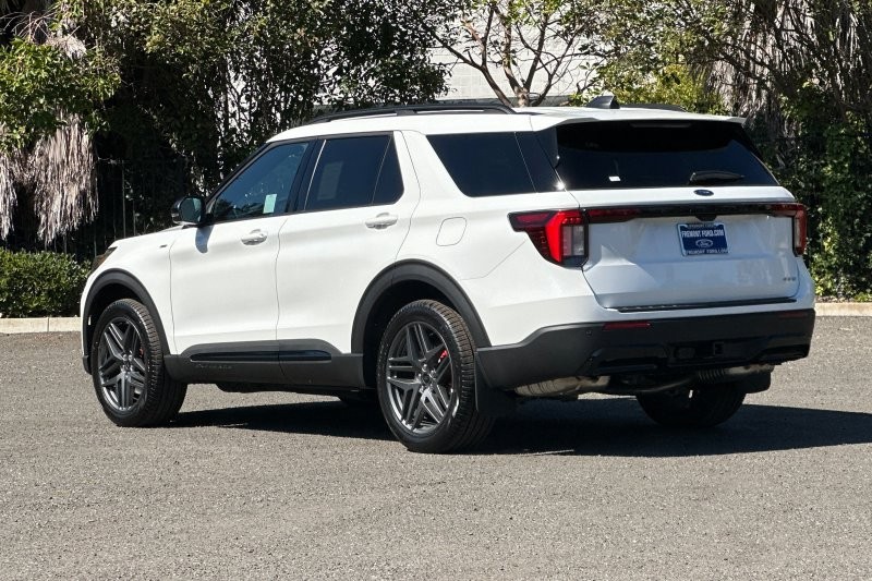 Ford Explorer Vehicle Full-screen Gallery Image 05