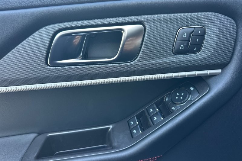 Ford Explorer Vehicle Full-screen Gallery Image 10