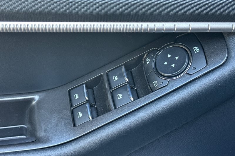 Ford Explorer Vehicle Full-screen Gallery Image 11