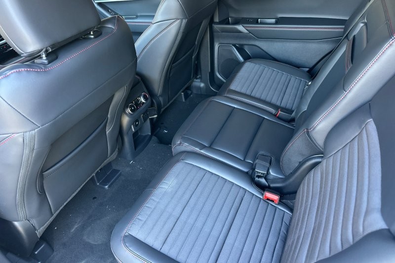 Ford Explorer Vehicle Full-screen Gallery Image 12