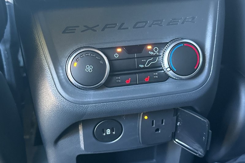 Ford Explorer Vehicle Full-screen Gallery Image 13