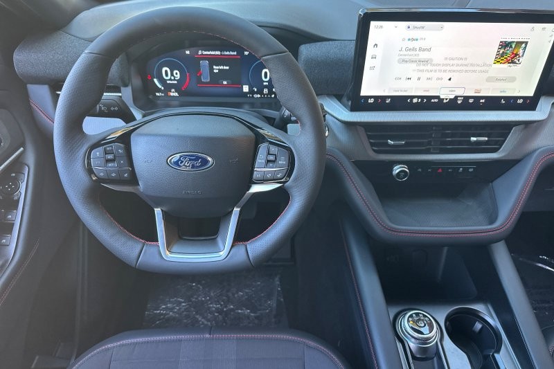 Ford Explorer Vehicle Full-screen Gallery Image 15