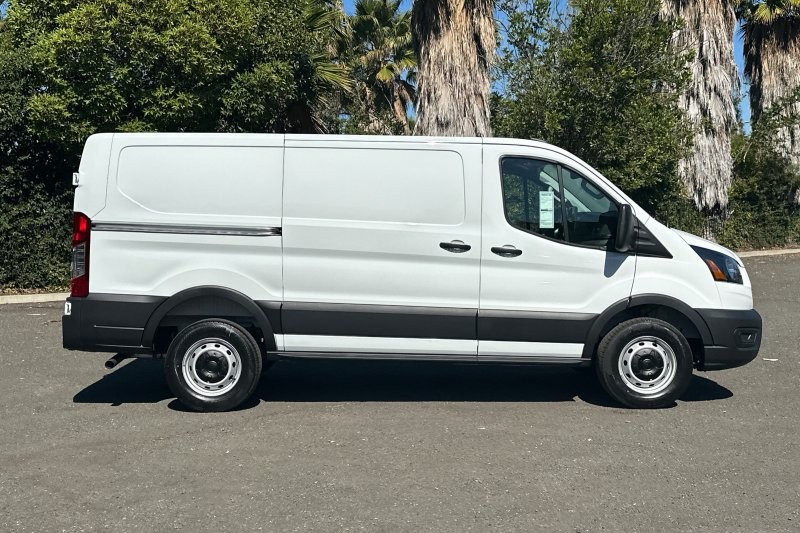 Ford Transit-250 Vehicle Full-screen Gallery Image 02