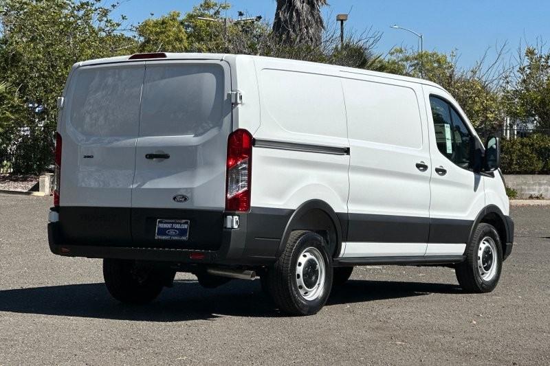 Ford Transit-250 Vehicle Full-screen Gallery Image 03
