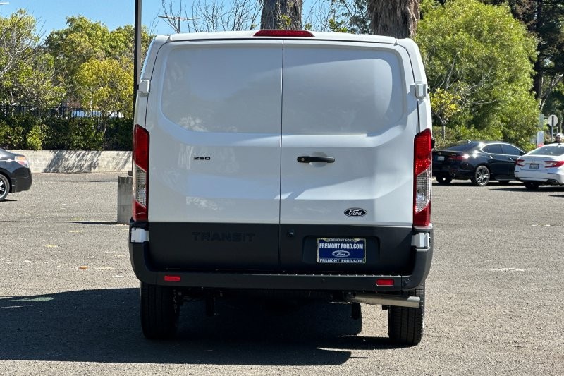 Ford Transit-250 Vehicle Full-screen Gallery Image 04