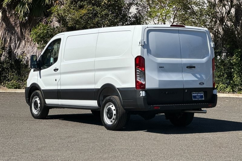 Ford Transit-250 Vehicle Full-screen Gallery Image 05