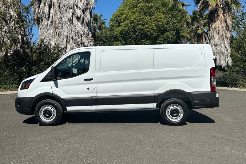 Ford Transit-250 Vehicle Full-screen Gallery Image 06