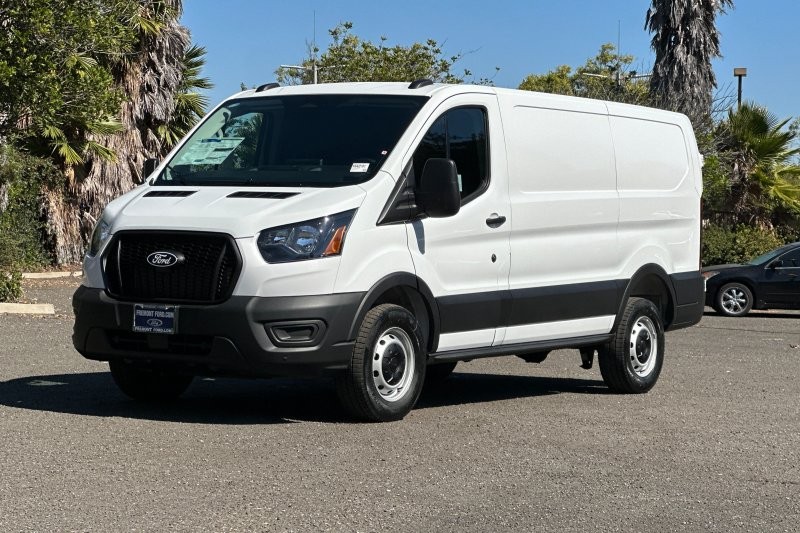 Ford Transit-250 Vehicle Full-screen Gallery Image 07
