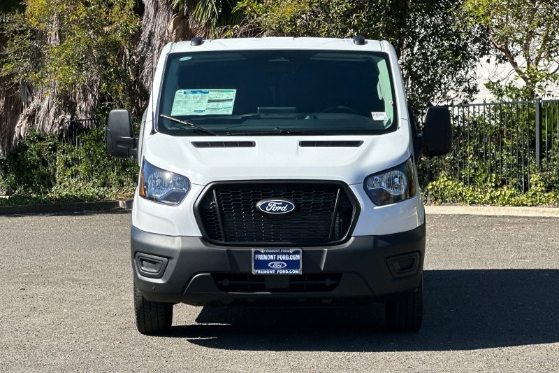 Ford Transit-250 Vehicle Full-screen Gallery Image 08