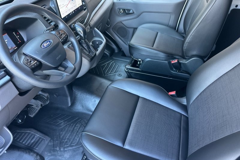 Ford Transit-250 Vehicle Full-screen Gallery Image 09