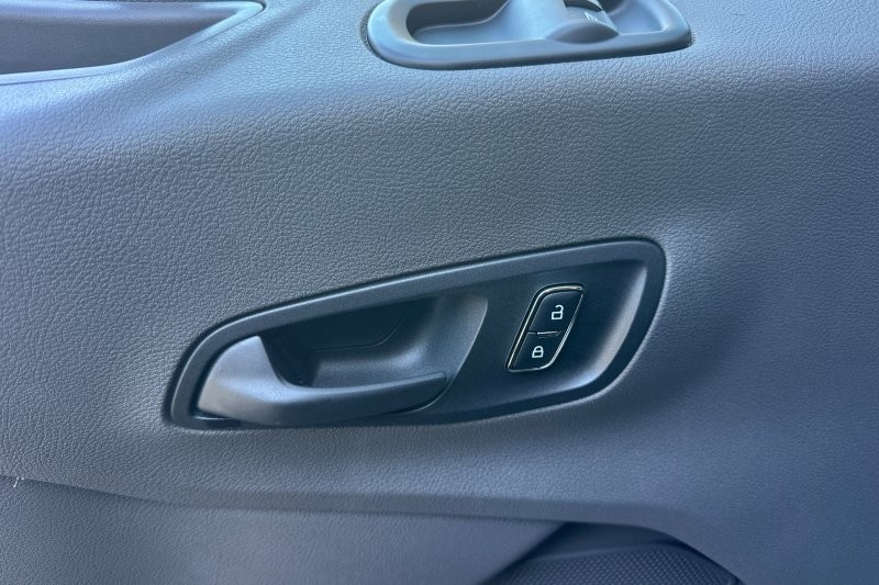 Ford Transit-250 Vehicle Full-screen Gallery Image 10