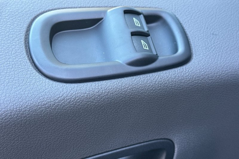 Ford Transit-250 Vehicle Full-screen Gallery Image 11