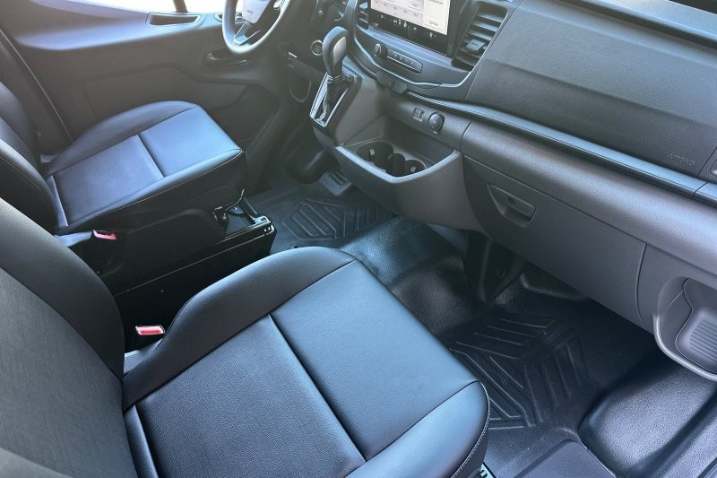 Ford Transit-250 Vehicle Full-screen Gallery Image 15
