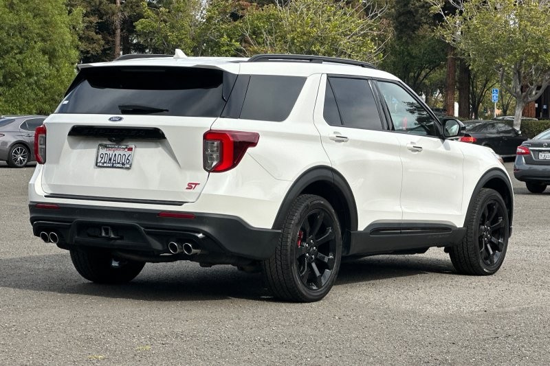 Ford Explorer Vehicle Full-screen Gallery Image 03