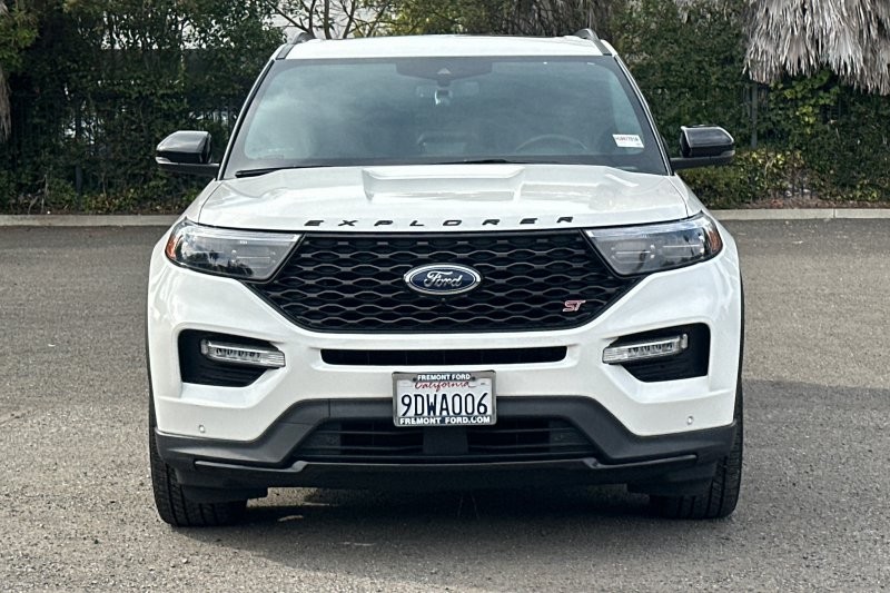Ford Explorer Vehicle Full-screen Gallery Image 09