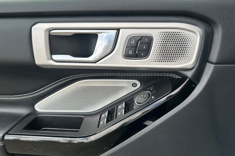 Ford Explorer Vehicle Full-screen Gallery Image 11