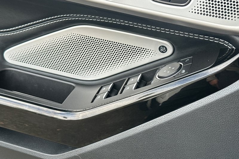 Ford Explorer Vehicle Full-screen Gallery Image 12