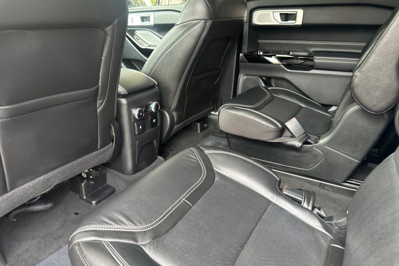 Ford Explorer Vehicle Full-screen Gallery Image 14