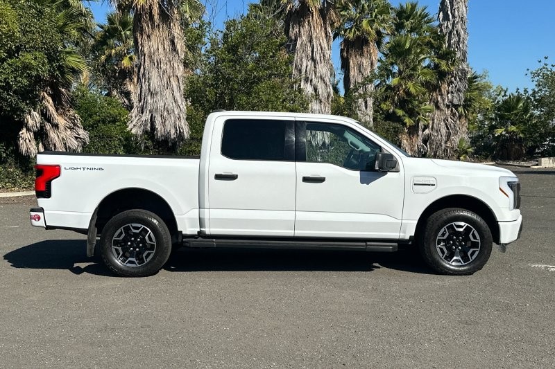 Ford F-150 Lightning Vehicle Full-screen Gallery Image 02