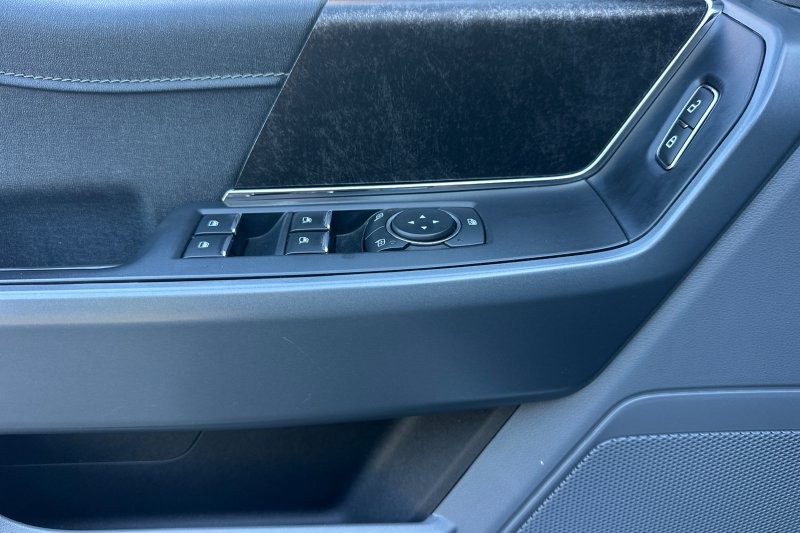 Ford F-150 Lightning Vehicle Full-screen Gallery Image 11