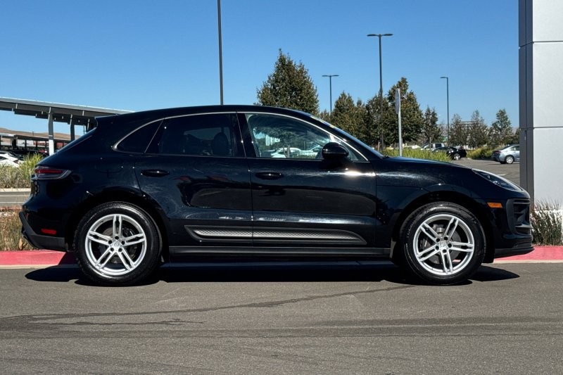 Porsche Macan Vehicle Full-screen Gallery Image 02