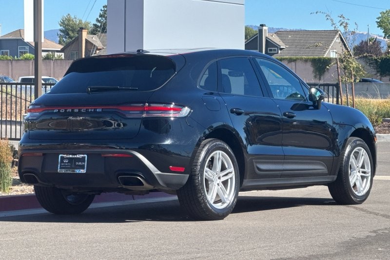 Porsche Macan Vehicle Full-screen Gallery Image 03