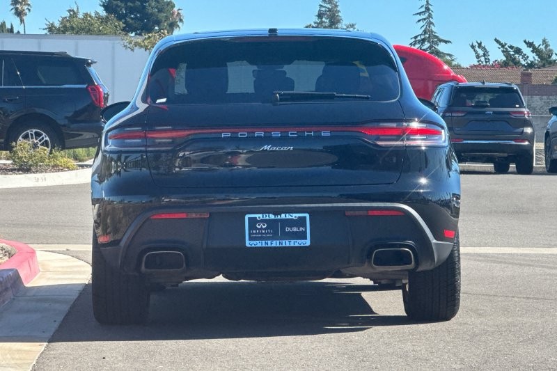 Porsche Macan Vehicle Full-screen Gallery Image 04