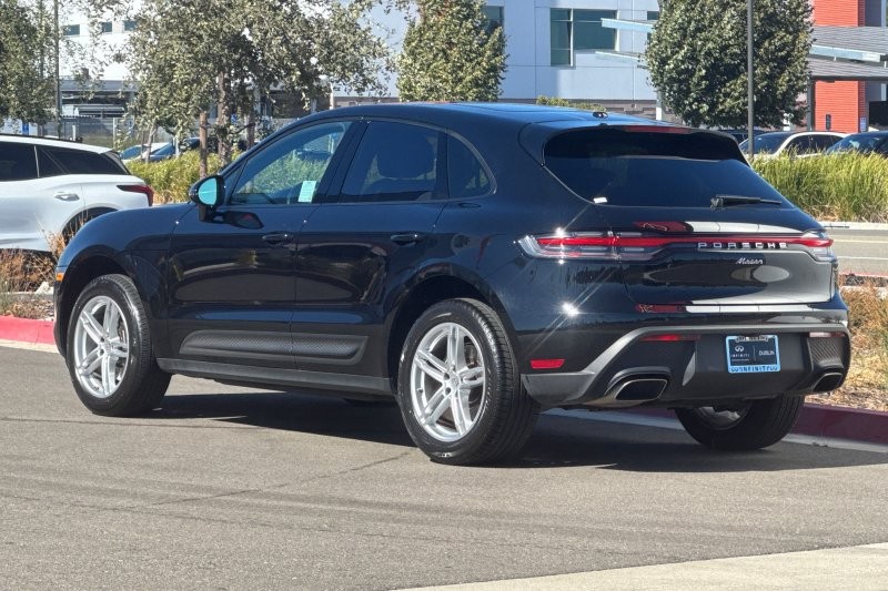 Porsche Macan Vehicle Full-screen Gallery Image 05