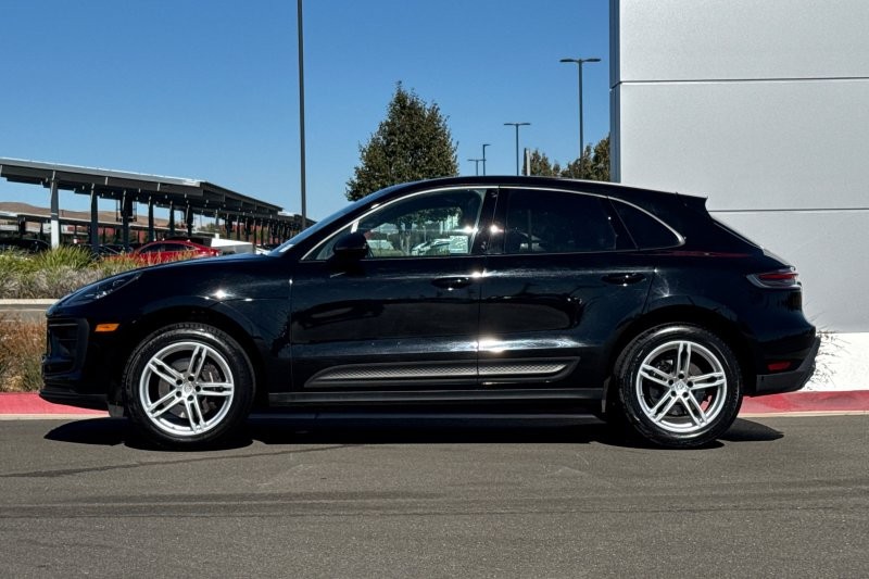 Porsche Macan Vehicle Full-screen Gallery Image 06