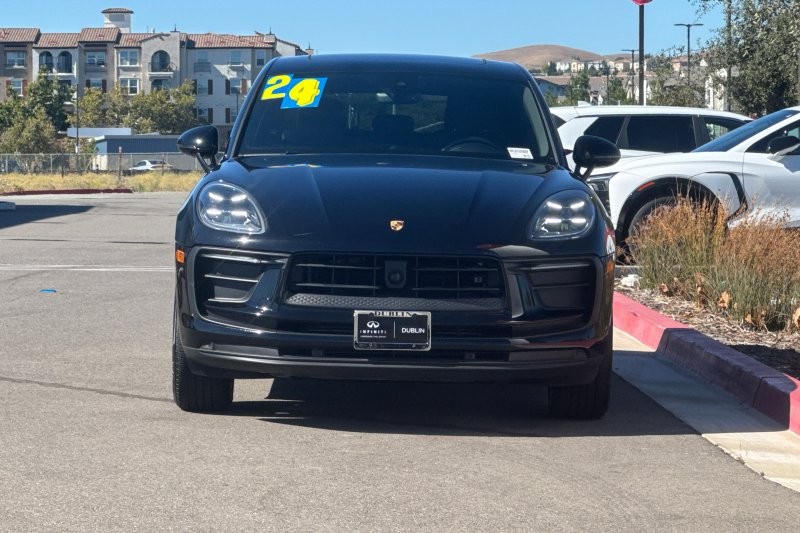 Porsche Macan Vehicle Full-screen Gallery Image 08