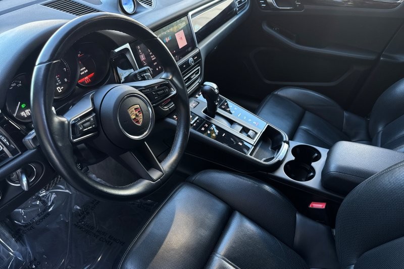 Porsche Macan Vehicle Full-screen Gallery Image 09