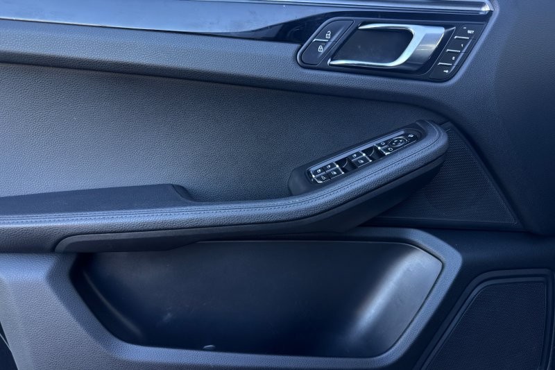 Porsche Macan Vehicle Full-screen Gallery Image 10