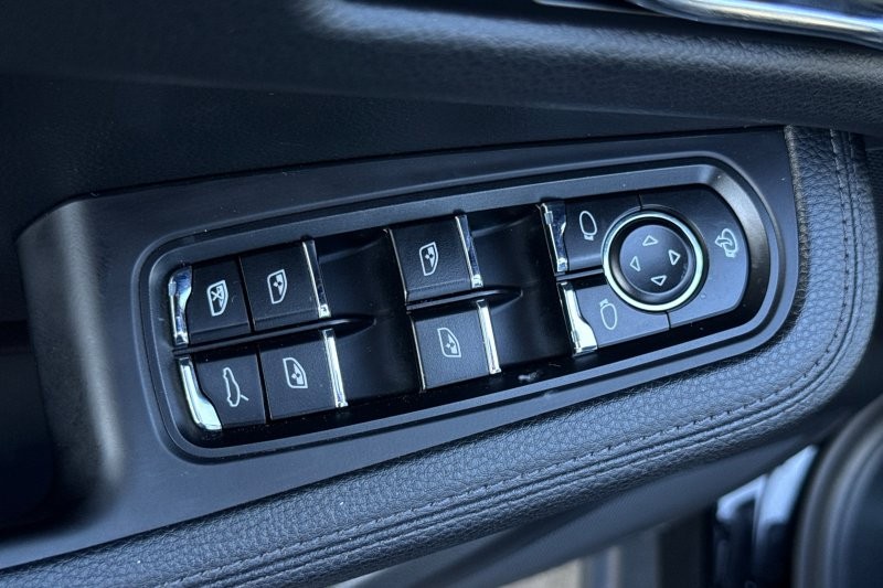 Porsche Macan Vehicle Full-screen Gallery Image 11