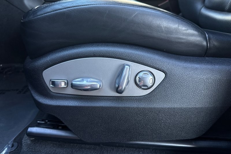 Porsche Macan Vehicle Full-screen Gallery Image 12