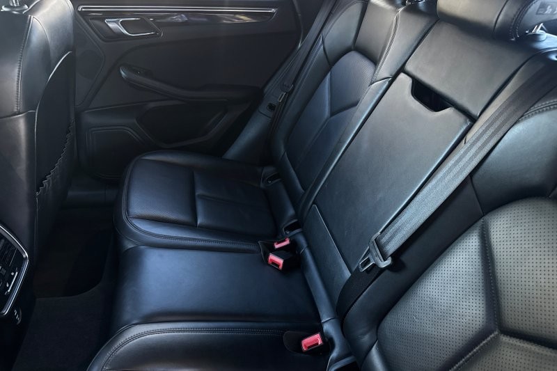 Porsche Macan Vehicle Full-screen Gallery Image 13