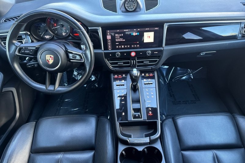 Porsche Macan Vehicle Full-screen Gallery Image 14