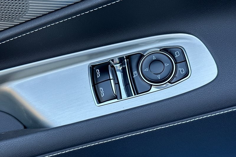 Chevrolet Corvette Vehicle Full-screen Gallery Image 12
