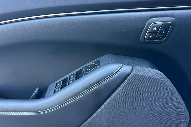 Ford Mustang Mach-E Vehicle Full-screen Gallery Image 11