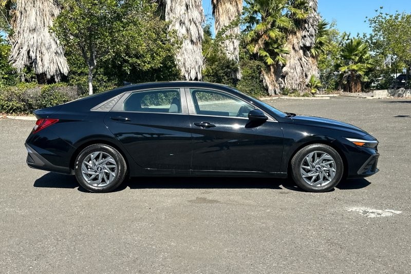Hyundai Elantra Vehicle Full-screen Gallery Image 02