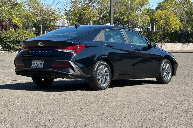 Hyundai Elantra Vehicle Full-screen Gallery Image 03