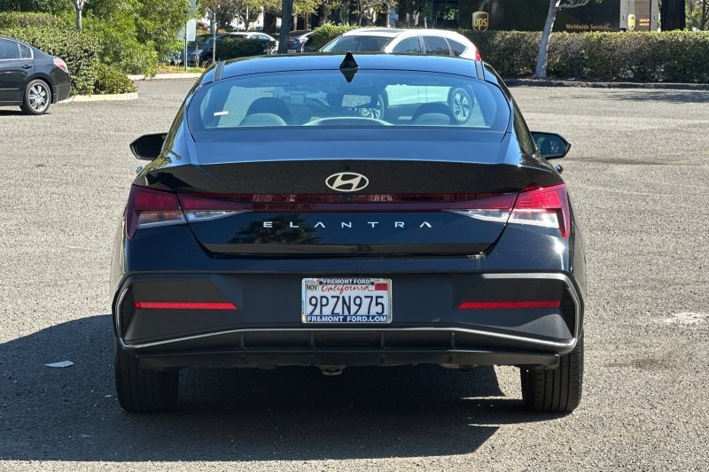 Hyundai Elantra Vehicle Full-screen Gallery Image 04