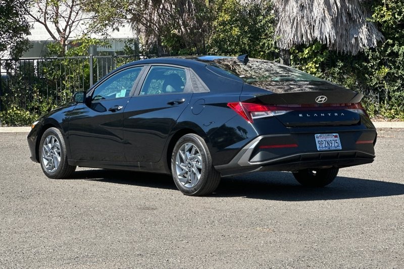 Hyundai Elantra Vehicle Full-screen Gallery Image 05