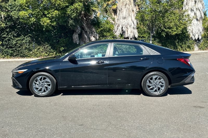 Hyundai Elantra Vehicle Full-screen Gallery Image 07