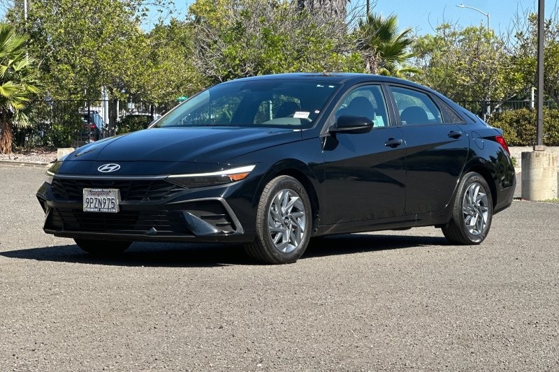 Hyundai Elantra Vehicle Full-screen Gallery Image 08