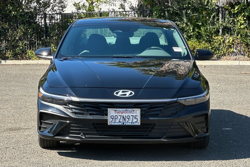 Hyundai Elantra Vehicle Full-screen Gallery Image 09