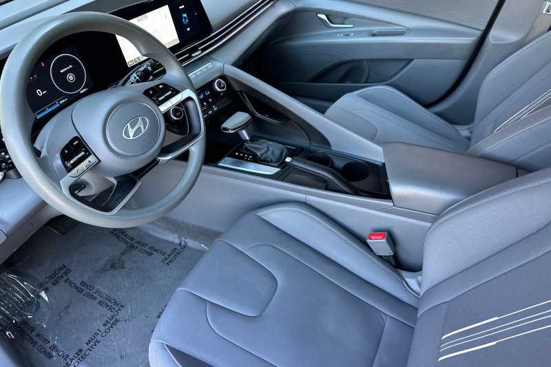 Hyundai Elantra Vehicle Full-screen Gallery Image 10