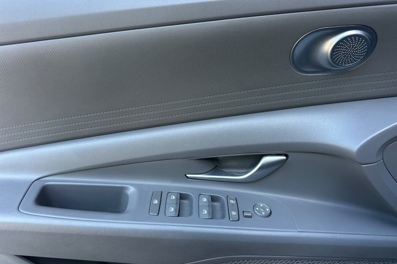 Hyundai Elantra Vehicle Full-screen Gallery Image 11