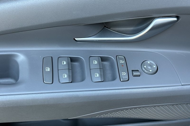 Hyundai Elantra Vehicle Full-screen Gallery Image 12